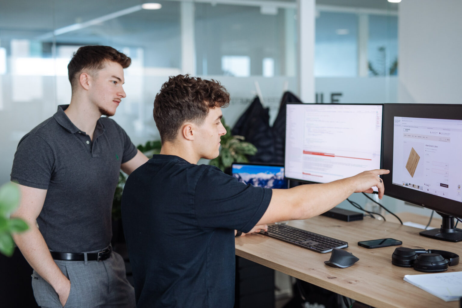 Zwei Mitarbeiter in der Webdesign Agentur SuS.digital bei der Besprechung eines Projekts