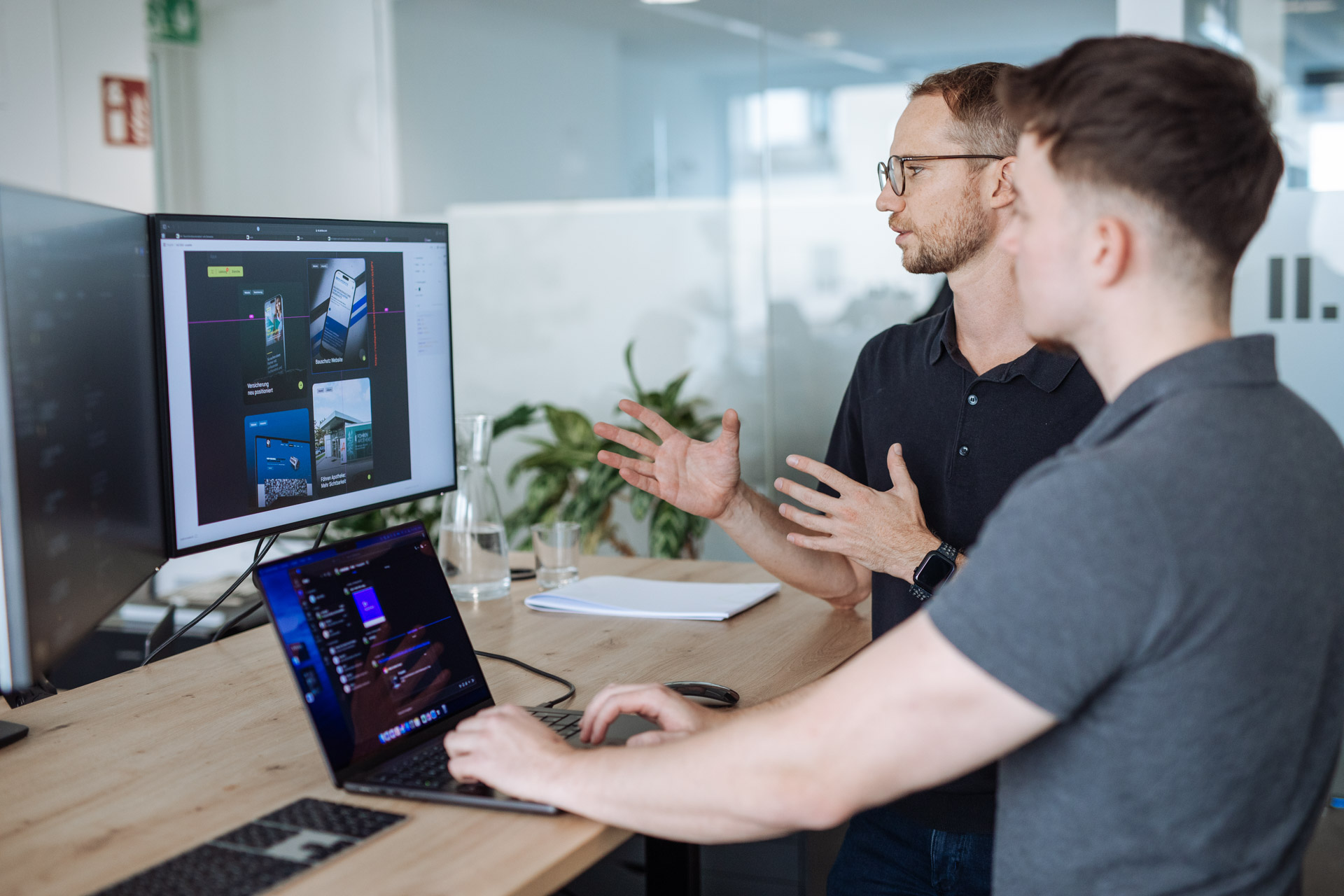 Mitarbeiter in einer Besprechung in einem modernen Büro in der Webdesign Agentur SuS.digital in Wels